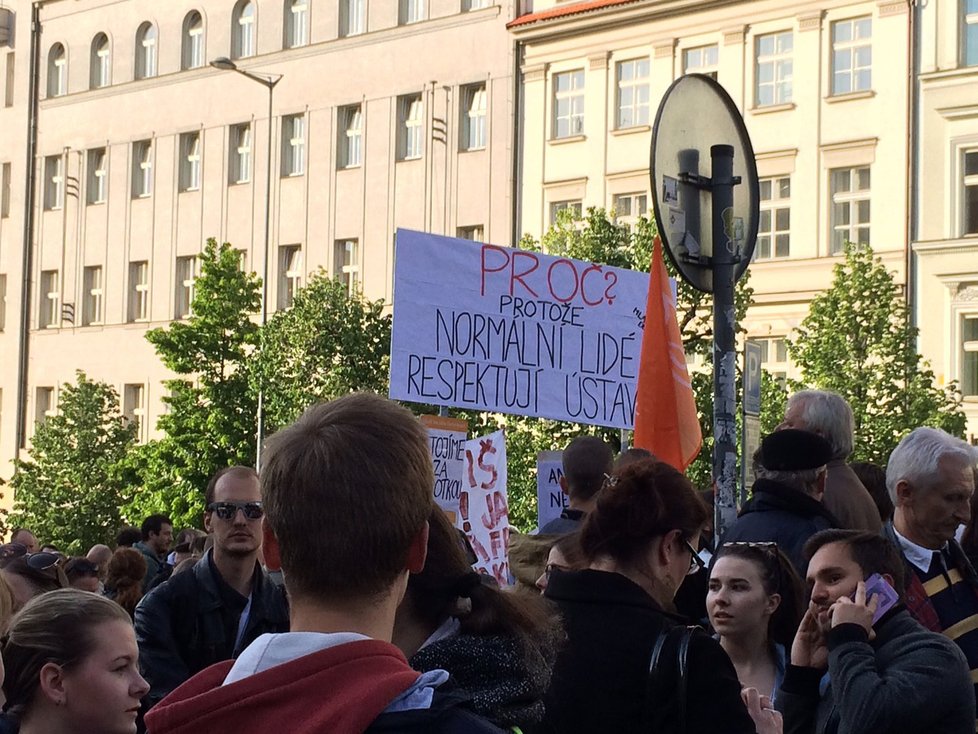 Lidé se sešli na Václavském náměstí, aby vyjádřili svůj nesouhlas s chováním ministra financí Babiše a prezidenta Zemana.
