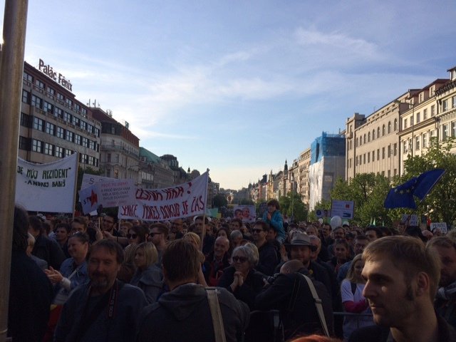 Na Václavském náměstí demonstrují lidé proti ministru Babišovi (ANO) a prezidentu Miloši Zemanovi. Mimo jiné vystoupila i herečka a chartistka Bára Štěpánová.