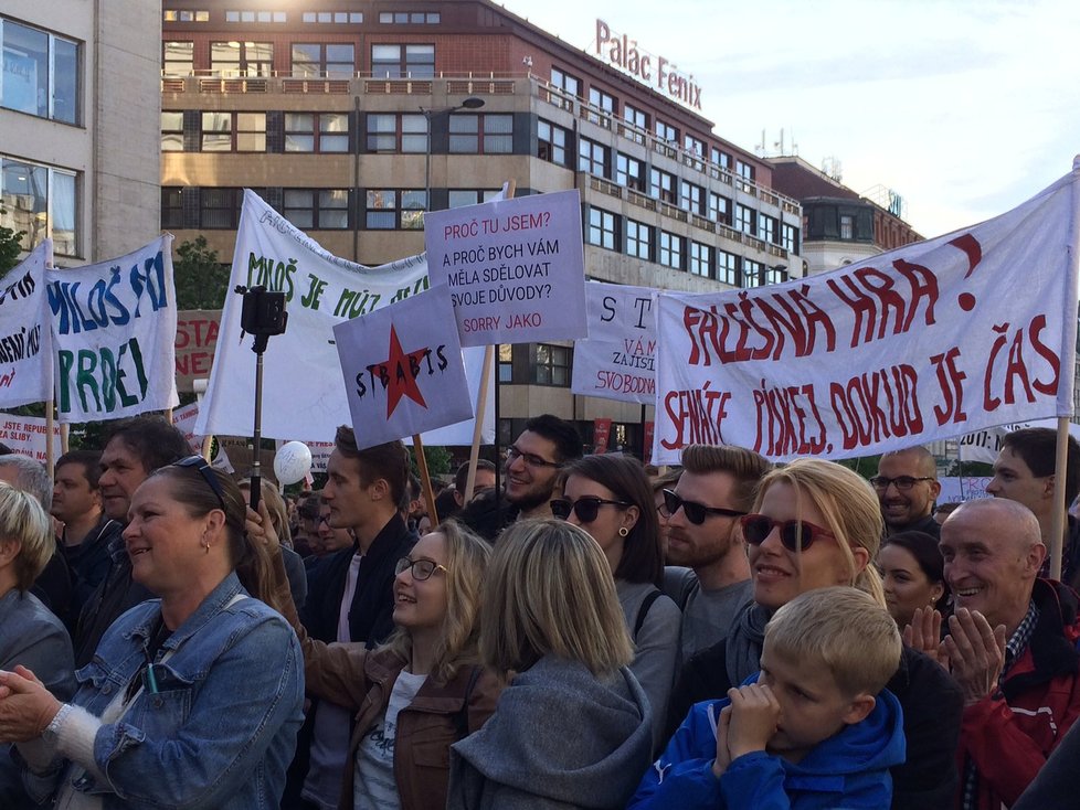 Na Václavském náměstí demonstrují lidé proti ministru Babišovi (ANO) a prezidentu Miloši Zemanovi. Mimo jiné vystoupila i herečka a chartistka Bára Štěpánová.