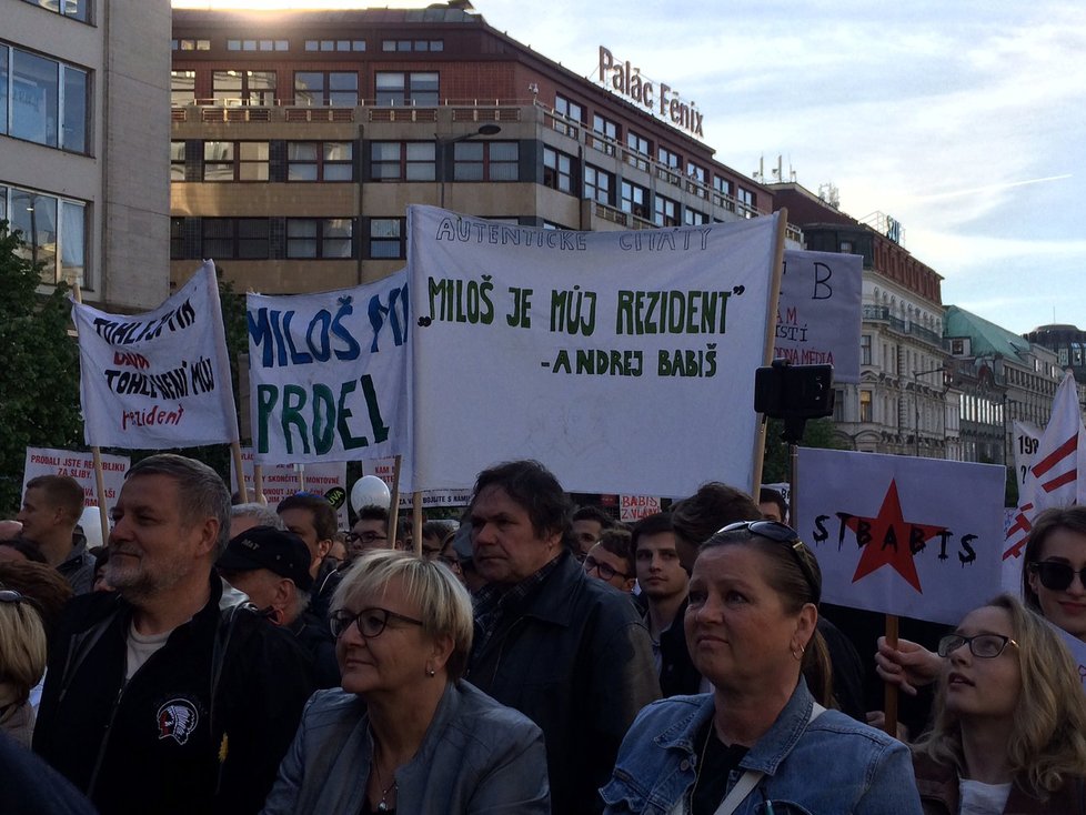 Na Václavském náměstí demonstrují lidé proti ministru Babišovi (ANO) a prezidentu Miloši Zemanovi. Mimo jiné vystoupila i herečka a chartistka Bára Štěpánová.