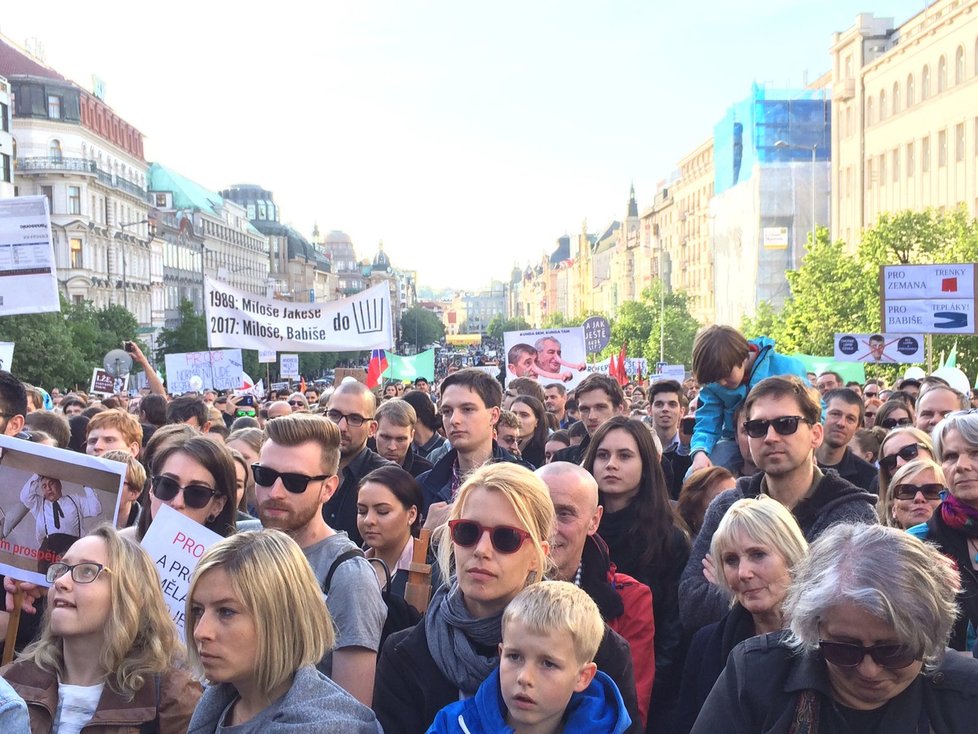 Na Václavském náměstí demonstrují lidé proti ministru Babišovi (ANO) a prezidentu Miloši Zemanovi. Mimo jiné vystoupila i herečka a chartistka Bára Štěpánová.