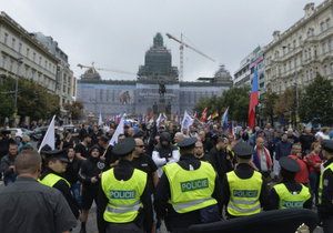 Na Václavském náměstí se v sobotu sešli příznivci i odpůrci uprchlíků.