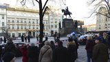 PŘÍMÝ PŘENOS z Václavského náměstí: Muž se polil hořlavinou a zapálil!
