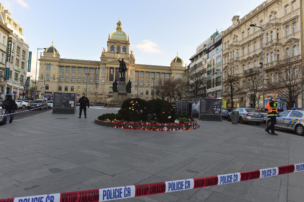 18. ledna 2019: Na Václavském náměstí se zapálil muž. Kolemjdoucí jej uhasili.