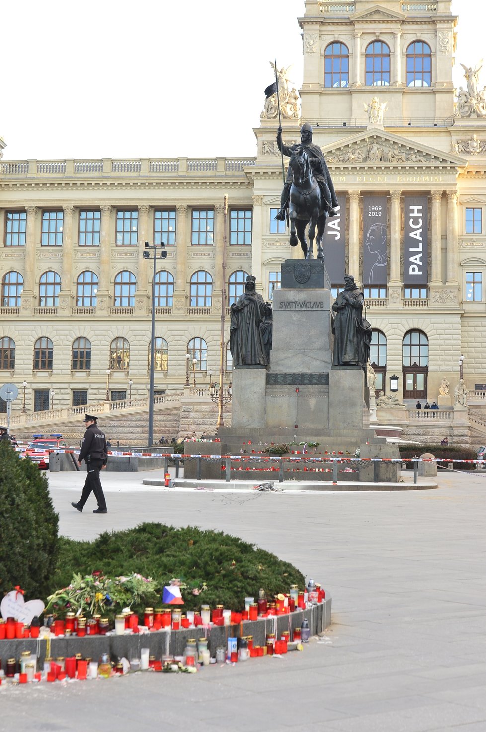 18. ledna 2019: Na Václavském náměstí se zapálil muž. Kolemjdoucí jej uhasili.