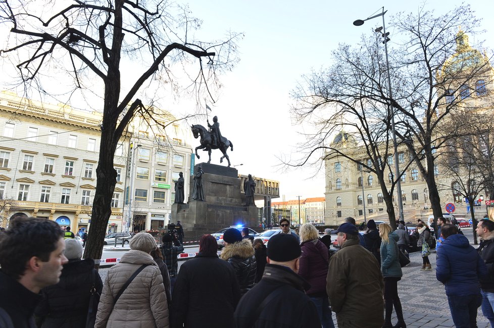 18. ledna 2019: Na Václavském náměstí se zapálil muž. Kolemjdoucí jej uhasili.