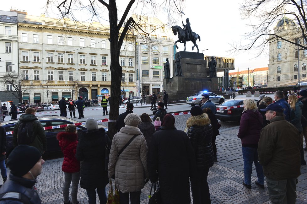 18. ledna 2019: Na Václavském náměstí se zapálil muž. Kolemjdoucí jej uhasili.