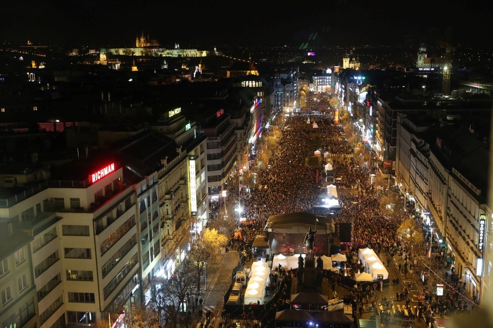 Václavské náměstí během 30. výročí sametové revoluce. U sochy sv. Václava v dolní části snímku probíhá Koncert pro budoucnost (17. 11. 2019)