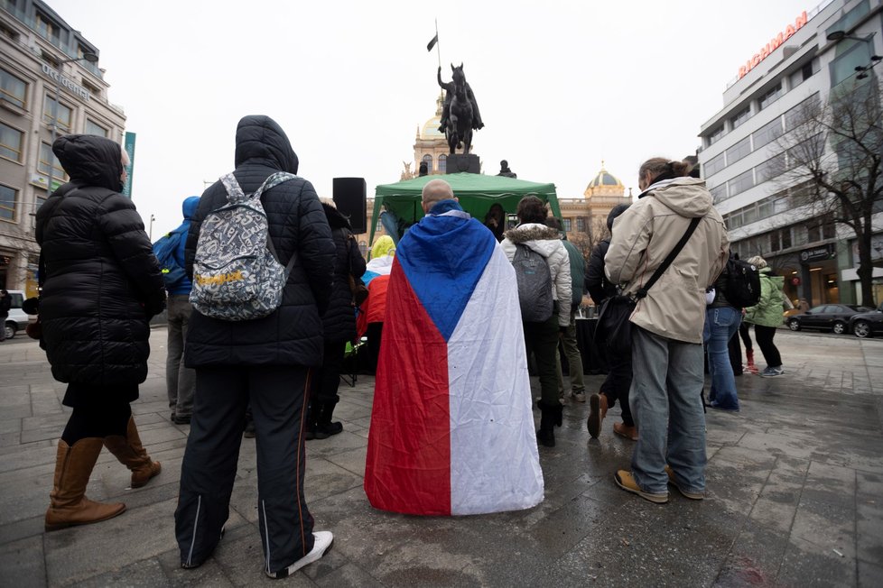Na pražském Václavském náměstí demonstrovaly 21. února 2021 odpoledne asi tři stovky lidí proti vládním opatřením proti šíření koronaviru. Policie zjistila porušení nařízení vlády, na místě bylo více lidí, než je povoleno, a někteří lidé neměli roušky.