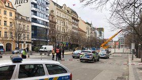 Evakuace v dolní části Václavského náměstí: Z potrubí unikal plyn