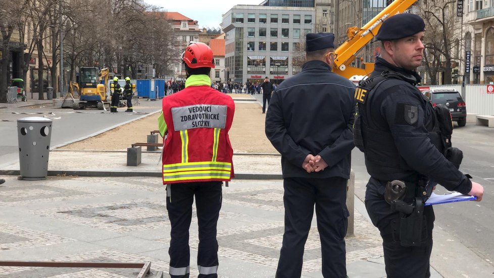 Na Václavském náměstí z potrubí unikl plyn.