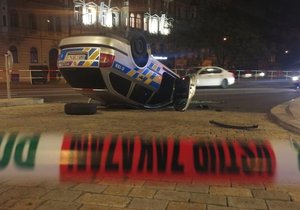 Policisté v Praze během honičky s motorkářem otočili auto na střechu.