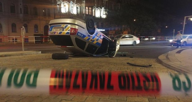 Policisté v Praze během honičky s motorkářem otočili auto na střechu.