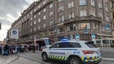 Manévry na Václaváku. Podezřelá taška vyděsila kolemjdoucí, zasahovali pyrotechnici i policie
