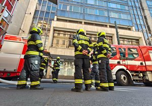 Požár domu na Václavském náměstí: Ze střechy valí kouř, policie zavřela Jindřišskou ulici