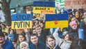 Desítky tisíc lidí v neděli 27. 2. 2022 na Václavském náměstí protestovaly proti invazi na Ukrajinu. Demonstraci svolal Milion chvilek.