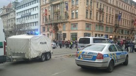 Banku na Václavském náměstí přepadl muž, který hrozil kufříkem. Nyní na Václaváku nalezli další kufřík.