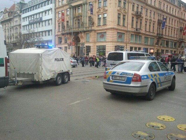 Banku na Václavském náměstí přepadl muž, který hrozil kufříkem.