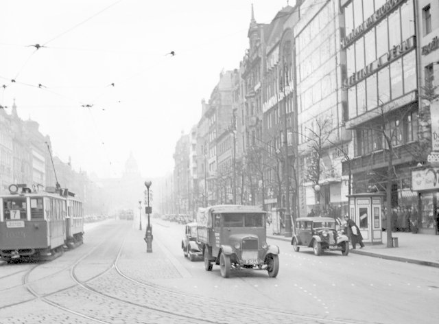 Pohled na Václavské náměstí od Můstku z roku 1937.