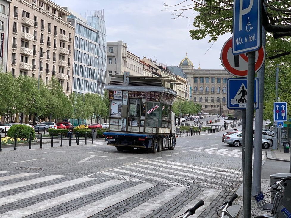 Z Václavského náměstí kvůli rekonstrukci odvezli stánky s rychlým občerstvením.