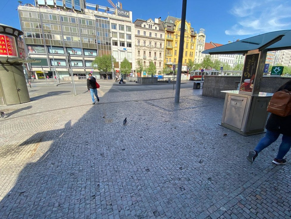 Z Václavského náměstí kvůli rekonstrukci odvezli stánky s rychlým občerstvením.