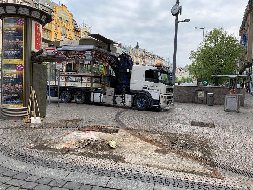 Z Václavského náměstí kvůli rekonstrukci odvezli stánky s rychlým občerstvením.