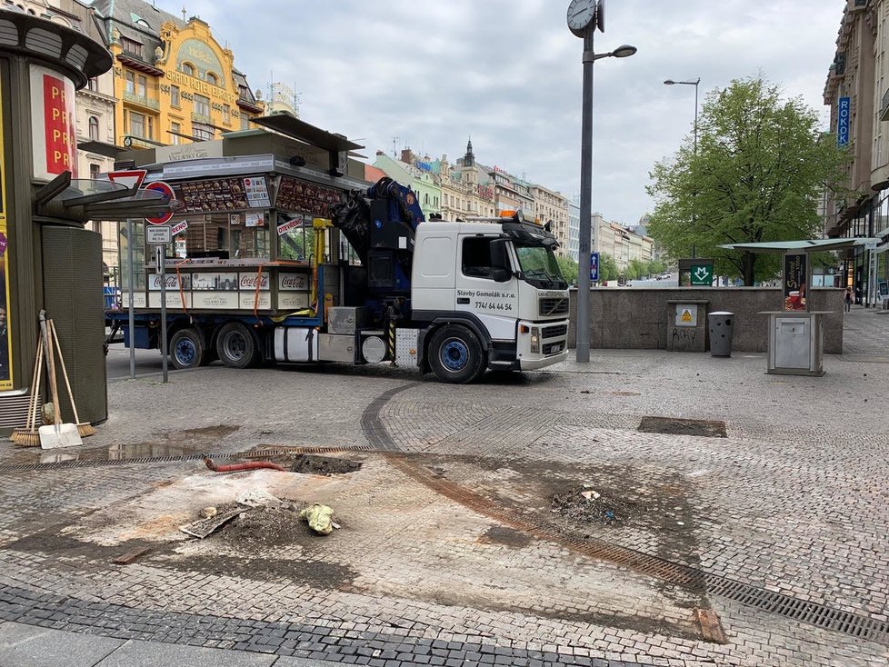 Z Václavského náměstí kvůli rekonstrukci odvezli stánky s rychlým občerstvením.