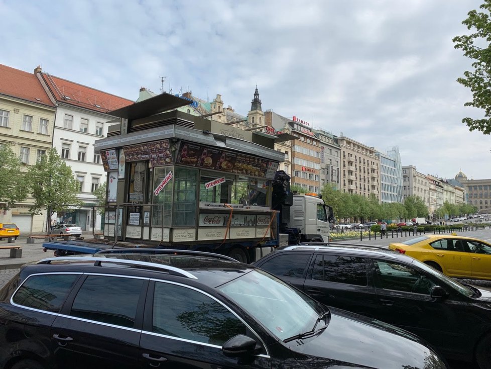 Z Václavského náměstí kvůli rekonstrukci odvezli stánky s rychlým občerstvením.