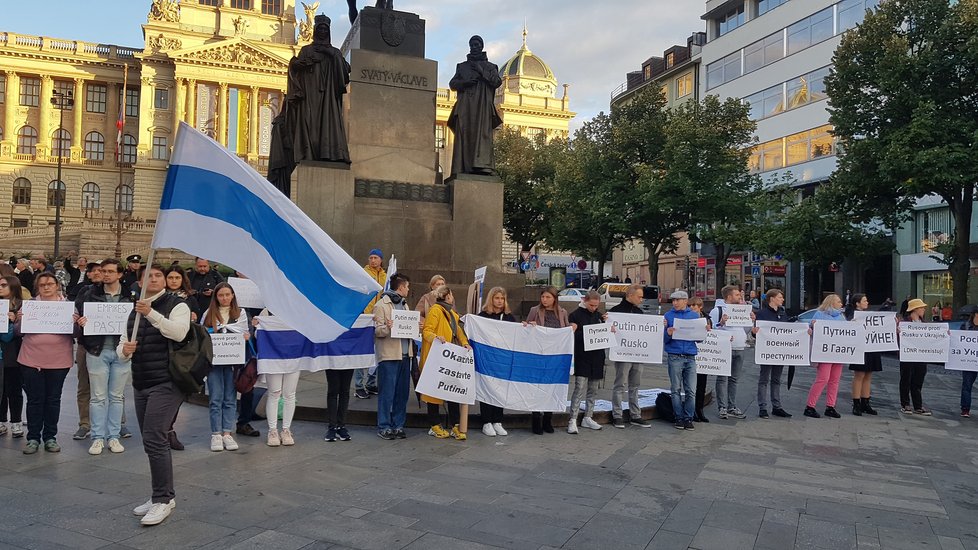 Několik set Rusů v centru Prahy demonstrovalo proti Putinovi (21. 9. 2022)