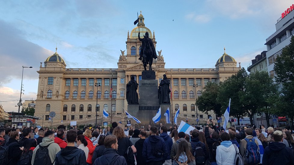 Několik set Rusů v centru Prahy demonstrovalo proti Putinovi (21. 9. 2022)