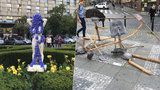 Nahé ženy a šikana na Václaváku: Náměstí zaplnily podivné sochy studentů umění