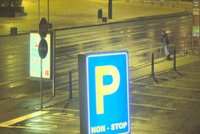 Tragédie na Václavském náměstí: Auto srazilo chodce. Policie chce znát totožnost muže, který nepřežil
