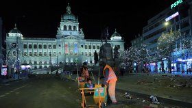 Zbytky pyrotechniky, konfety a střepy: 120 lidí od rána čistí centrum Prahy od pozůstatků bujarých oslav