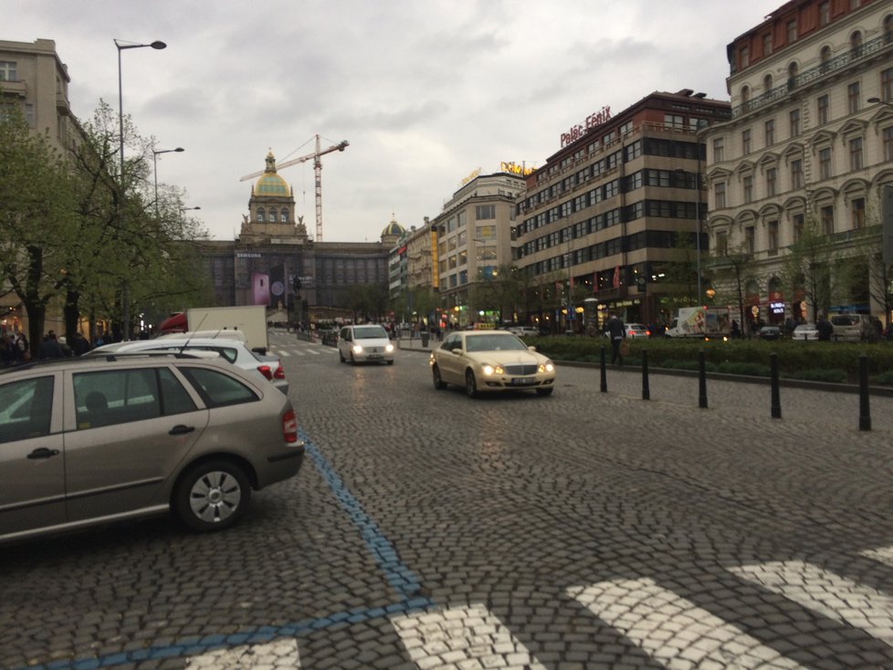 Václavské náměstí nyní. Budou se tudy zanedlouho namísto aut prohánět tramvaje?