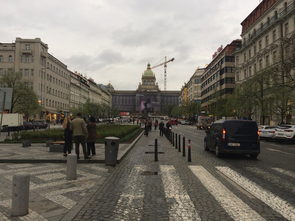 Václavské náměstí nyní. Budou se tudy zanedlouho namísto aut prohánět tramvaje?