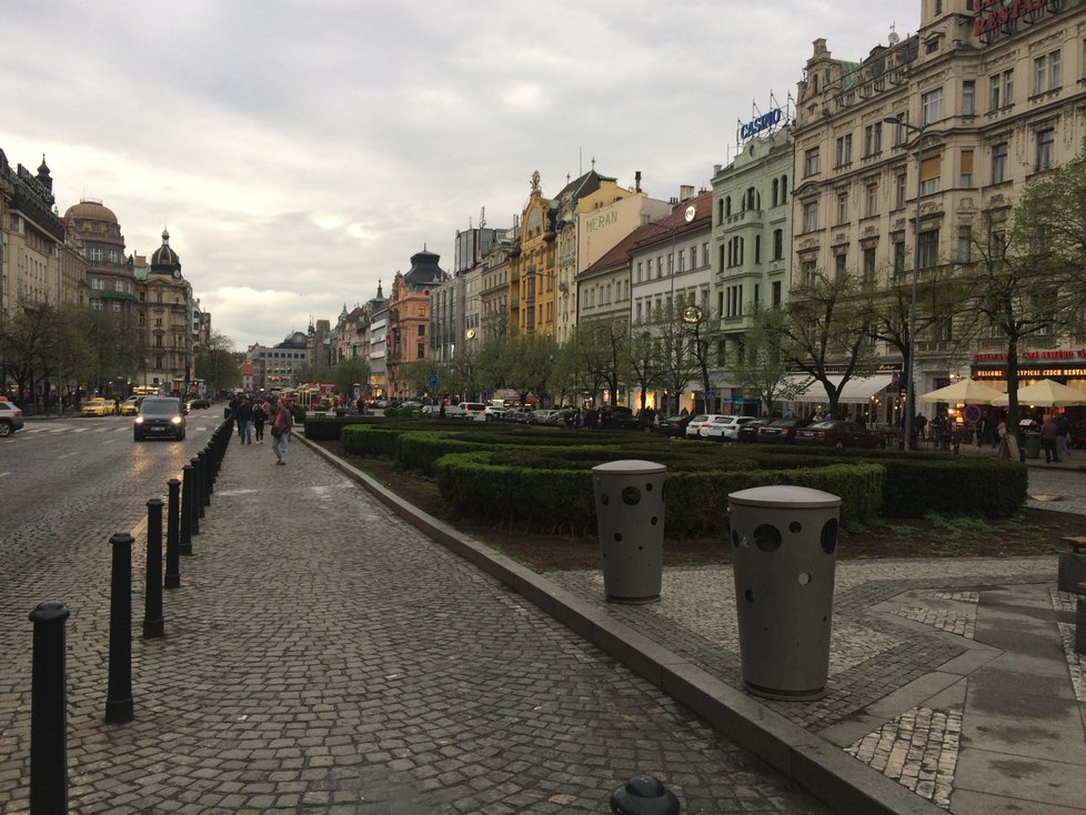 Václavské náměstí nyní. Budou se tudy zanedlouho namísto aut prohánět tramvaje?