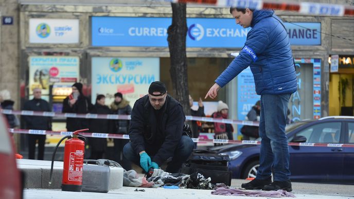 Policisté hlídkují na místě, kde se v pátek odpoledne zapálil muž.