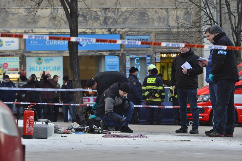 18. leden 2019: Neznámý muž se polil hořlavou látkou a na Václavském náměstí se podpálil. I přes rychlý zásah kolemjdoucích, kteří jej hasili, je podle všeho popálený na 30% těla.