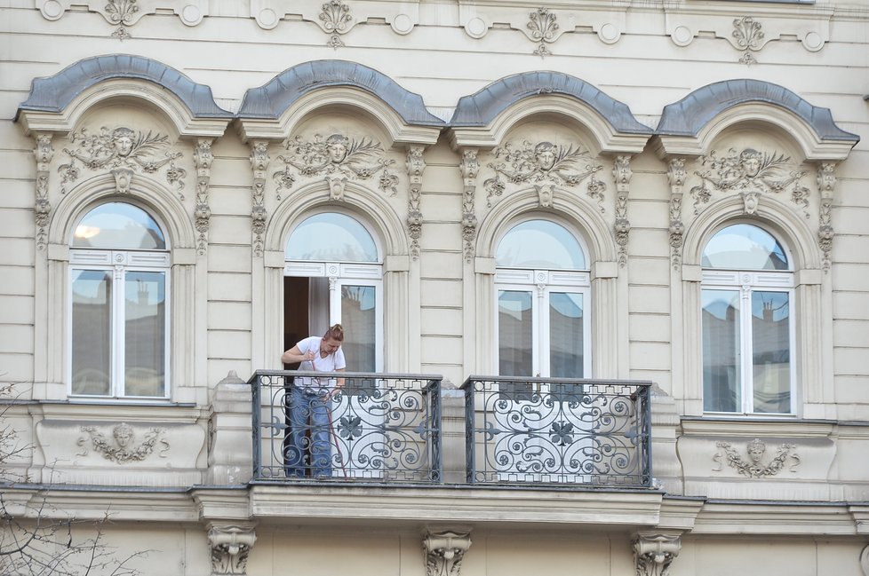 18. leden 2019: Neznámý muž se polil hořlavou látkou a na Václavském náměstí se podpálil. I přes rychlý zásah kolemjdoucích, kteří jej hasili, je podle všeho popálený na 30% těla.