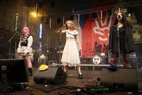 ŽIVĚ: Velký koncert na Václaváku! Vystoupily Putinovy odpůrkyně Pussy Riot, zazněla Modlitba pro Martu