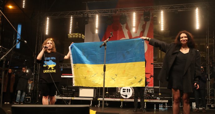 Pussy Riot na koncertu na Václavském náměstí v Praze (17.11.2022)