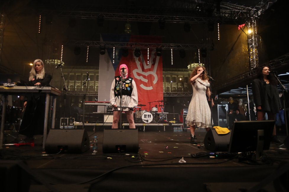 Rusky Pussy Riot během vystoupení na Václavském náměstí v Praze (17.11.2022)