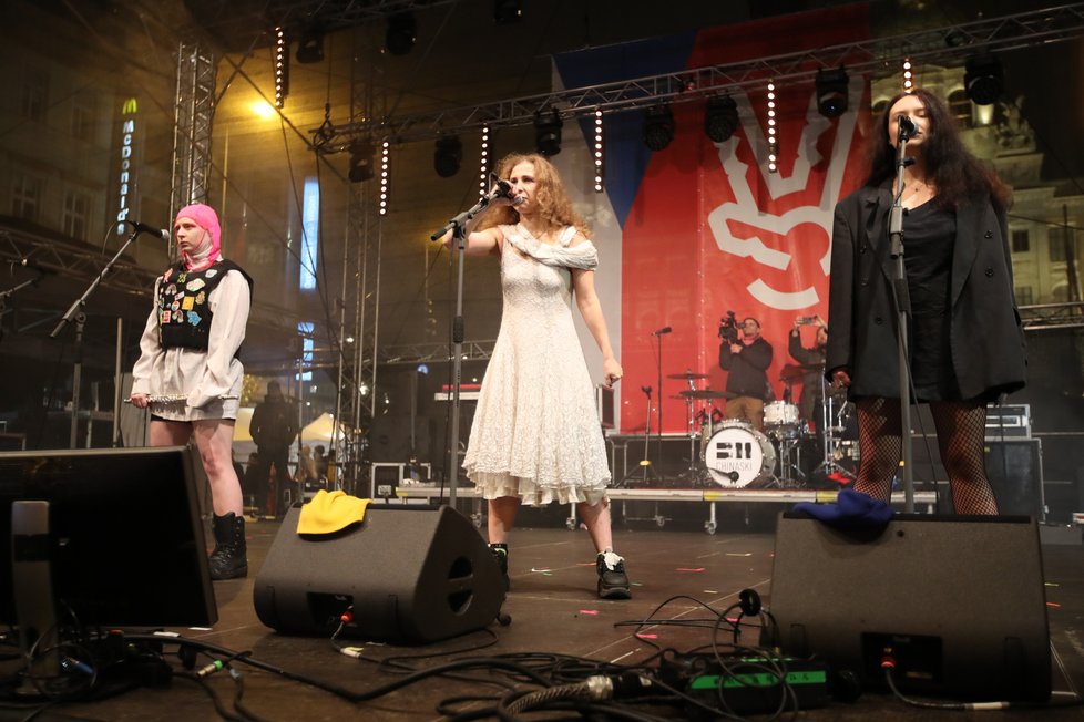 Rusky Pussy Riot během vystoupení na Václavském náměstí v Praze (17.11.2022)