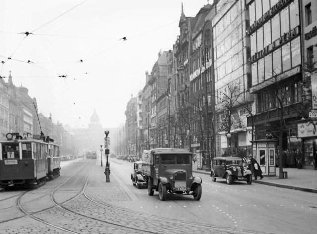 Pohled na Václavské náměstí od Můstku, rok 1937.