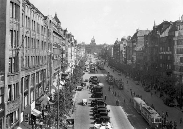 Václavské náměstí v Praze roku 1937.