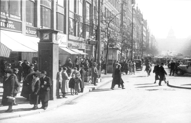 Lidé na Václavském náměstí roku 1935.