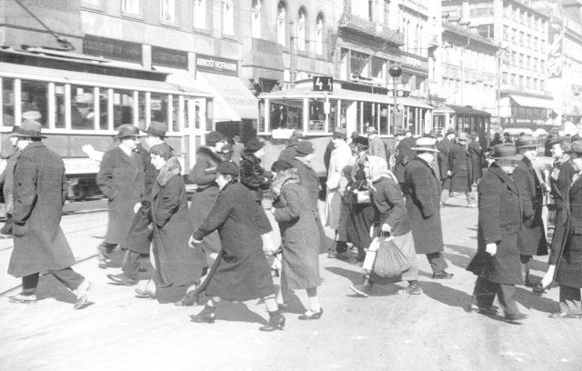 Lidé na Václavském náměstí roku 1935.