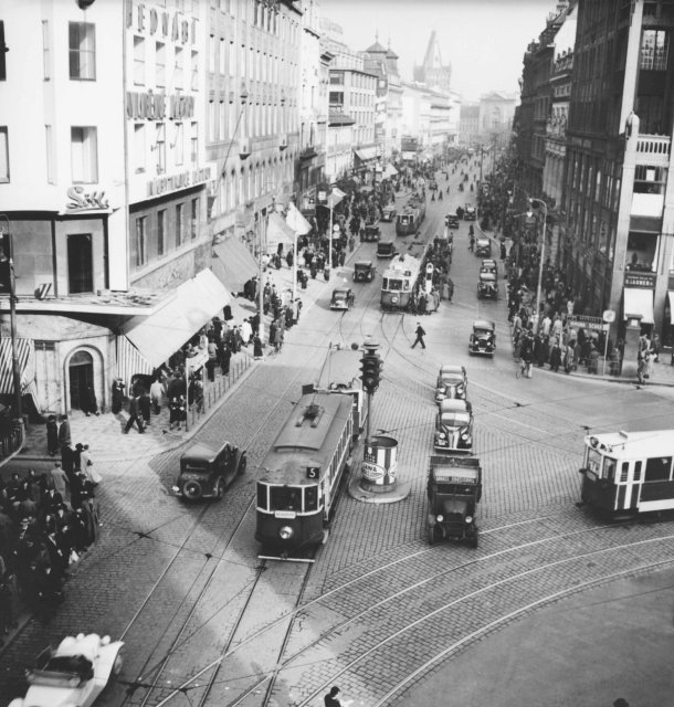 Křižovatka Můstek v dolní části Václavského náměstí, rok 1938.