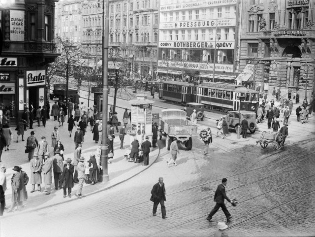 Lidé na Václavském náměstí roku 1929.