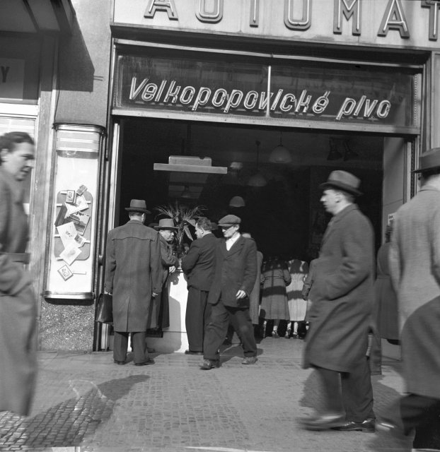 Automat Koruna na Václavském náměstí roku 1950.